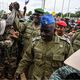 نيجريون مع ضباط جيش من قادة الانقلاب في شوارع نيامي- جيتي