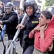 أفراد من الشرطة المصرية يعتقلون أحد القاصرين في القاهرة - أرشيفية