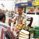 عسكري مجند يبيع منتجات مواد غذائية من إنتاج الجيش - مصر