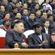 صورة وزعتها الوكالة الكورية الشمالية للأنباء تظهر الزعيم الكوري الشمالي كيم جونغ اون ولاعب كرة السلة