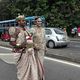 استعان زوجان سريلانكيان بمئات التلاميذ لحمل ذيل ساري ارتدته عروس يمتد على ثلاثة كيلومترات، ففتحت اجه