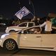 كردي يرفع علم إسرائيل عقب الاستفتاء- جيتي/ أ ف ب