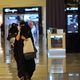 السعودية مرأة سعودية مركز تسوق مول - جيتي