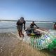 قارب بلاستيك غزة الأناضول