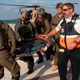عناصر من الجيش الإسرائيلي يحملون جنديا مصابا- جيتي