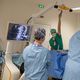 عملية جراحية في 10 حزيران/يونيو 2021 في أنجيه لامرأة مصابة بسرطان الثدي مع نقائل