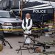 ضباط شرطة كوسوفو في مركز شرطة بلفيدير أثناء عرض الأسلحة والإمدادات التي تمت مصادرتها من جماعة مسلحة في 25 سبتمبر 2023 في ميتروفيتشا، كوسوفو- جيتي