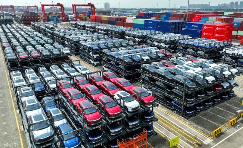 سيارات كهربائية من صنع شركة "بي واي دي" الصينية بانتظار تحميلها في شحنات من ميناء سوجو في شرق الصين في 11 أيلول/سبتمبر 2023
