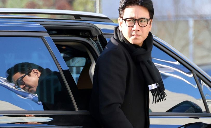 الممثل لي سون-كيون لدى وصوله إلى مركز الشرطة في إنتشون في شمال غرب كوريا الجنوبية للخضوع لاستجواب في 23 كانون الأول/ديسمبر 2023