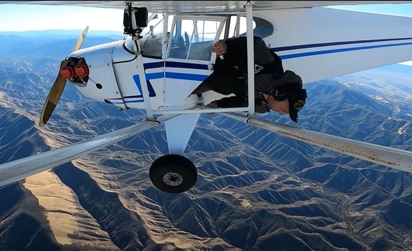 تريفور جيكوب- أسقط طائرته عمدا وقفز منها لتصوير فيديو على يوتيوب أمريكا