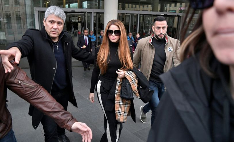 المغنية الكولومبية شاكيرا تغادر المحكمة في مدينة برشلونة الإسبانية في الأول من كانون الأول/ديسمبر 2022 بعد توقيعها طلب الطلاق مع زوجها السابق لاعب كرة القدم جيرار بيكيه