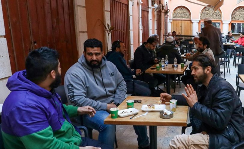 مجموعة من الرجال يشربون القهوة على شرفة في طرابلس عاصمة ليبيا في 16 آذار/مارس 2023