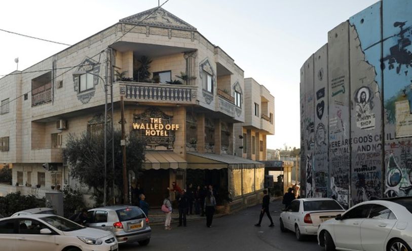 صورة ملتقطة في 20 كانون الأول/ديسمبر 2019 تظهر فندق "وولد اوف" الذي دشنه فنان الشارع البريطاني بانكس