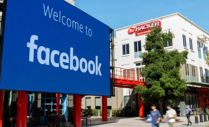 لافتة ضخمة عند مدخل مقر "فيسبوك" الرئيسي في مينلو بارك بولاية كاليفورنيا الأميركية في 23 تشرين الأول