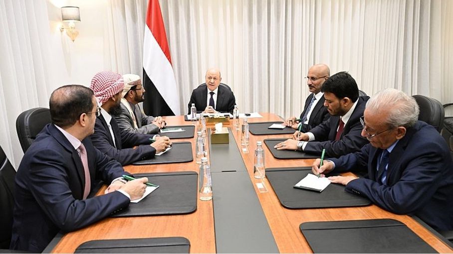 العليمي يسقط عضوية البحسني من الرياض.. ويُشكّل لجنة للتحقيق مع الزبيدي