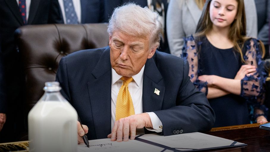 ترامب يكشف عن مشروبه المفضل.. ووزير الصحة يستغرب كيف ما يزال حيا