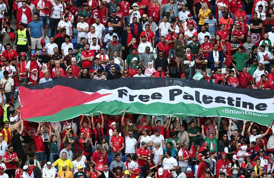 استياء إسرائيلي من جمهور تونس بسبب لافتة بمونديال قطر – عربي21 استياء إسرائيلي من جمهور تونس بسبب لافتة بمونديال قطر – عربي21